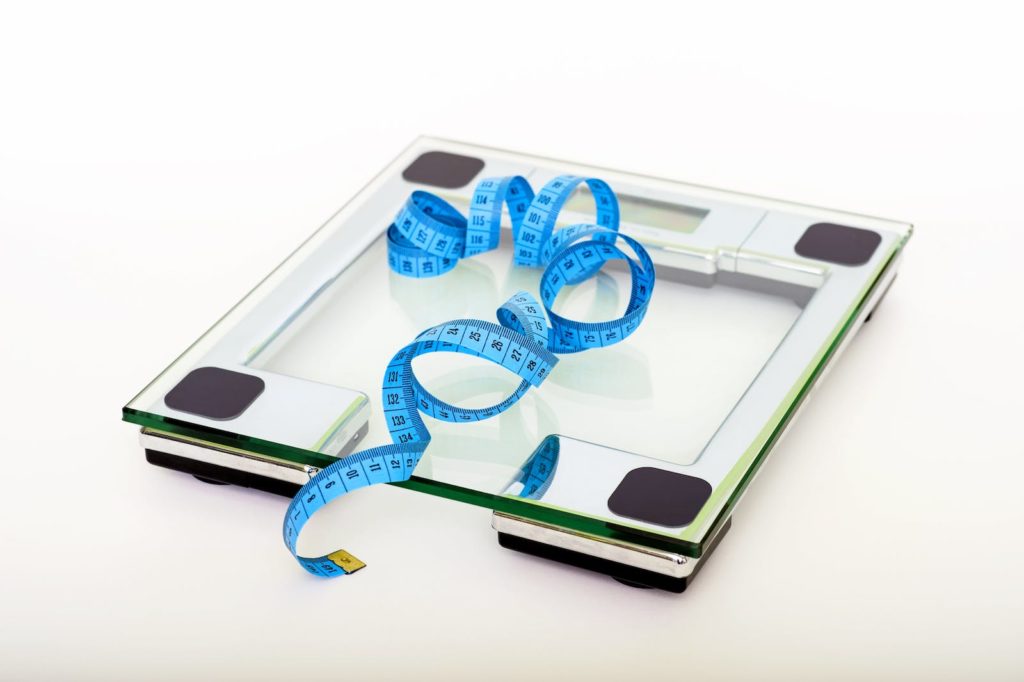 Calcul calories prise de masse 7 Blue Tape Measuring on Clear Glass Square Weighing Scale