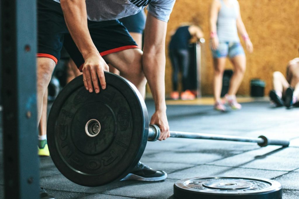 Muscu calories: Combien de calories brule-t-on lors d'une séance de musculation ? 8 Man Holding Black Barbell