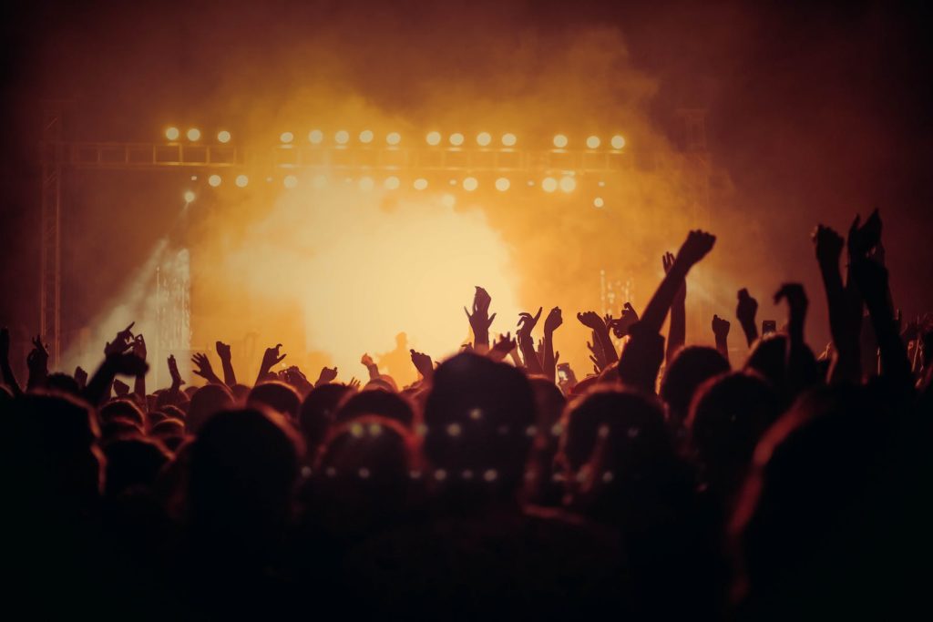 Musculation alcool week-end, quel est son impact sur tes résultats ? 6 People at Concert