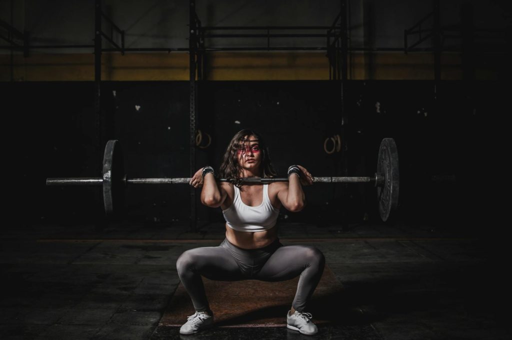 Muscu calories: Combien de calories brule-t-on lors d'une séance de musculation ? 5 Woman Lifting Barbell