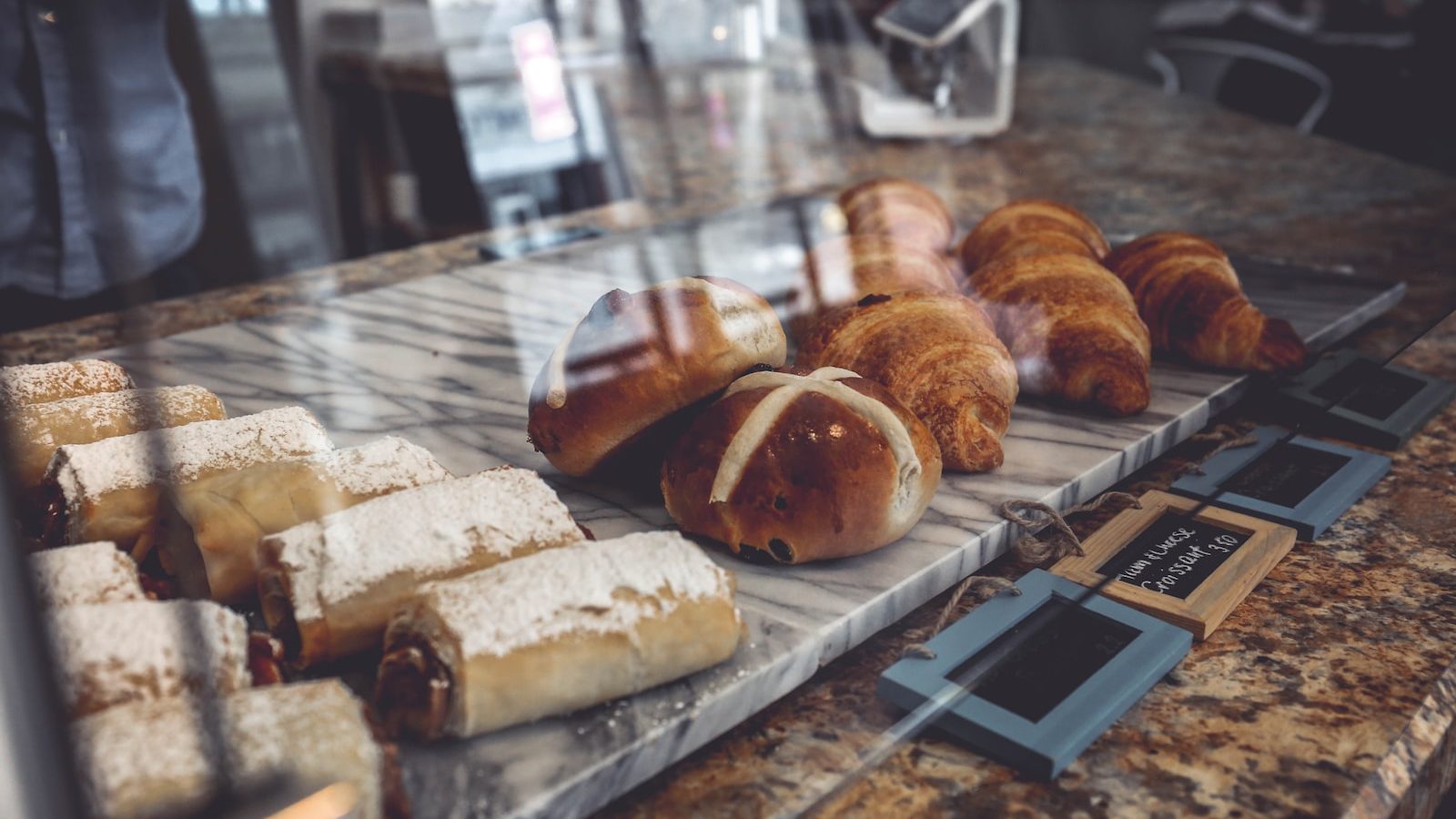 Le Guide complet de prise de masse musculaire 13 pastry lot in display counter
