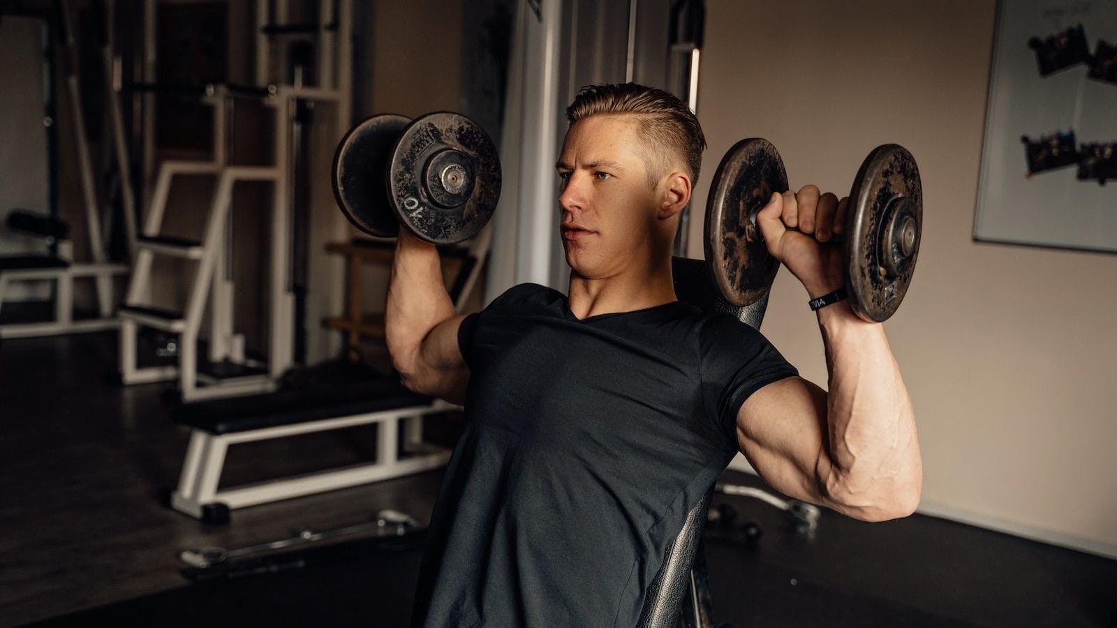 Le Guide complet de prise de masse musculaire 6 A Man Doing a Dumbbell Shoulder Press