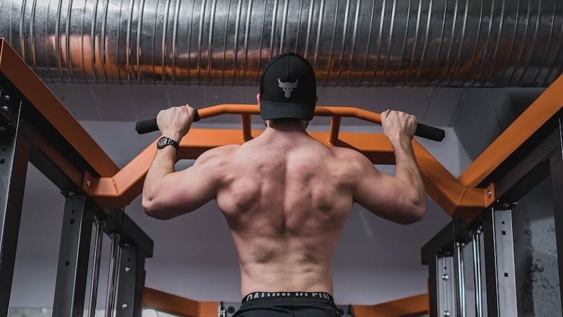 Le Guide complet de prise de masse musculaire 7 topless man in black pants and black nike shoes