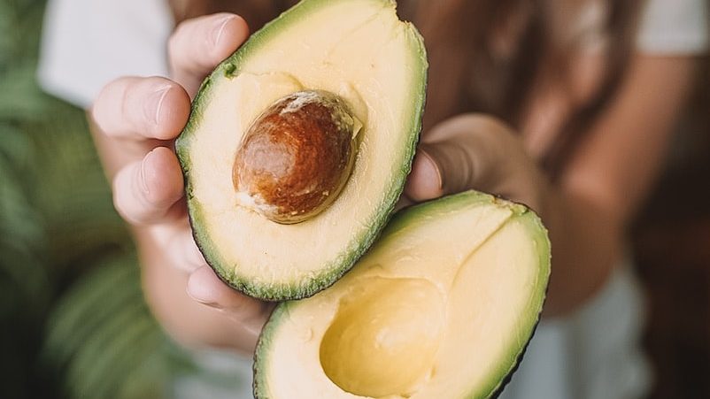Le Guide complet de prise de masse musculaire 14 sliced avocado fruit on persons hand