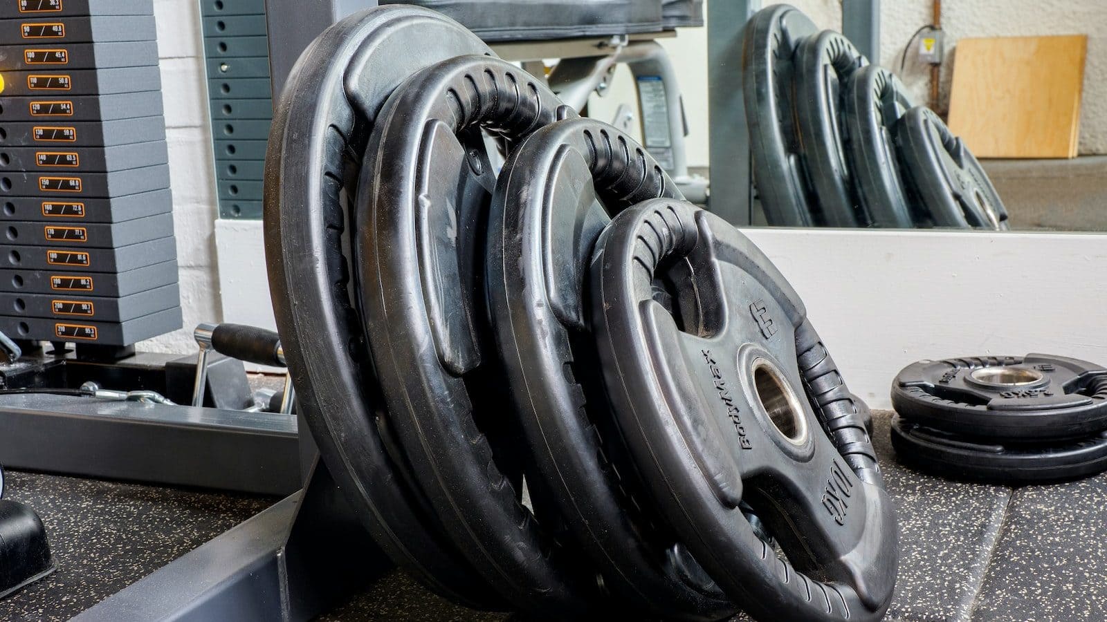 Le Guide complet de prise de masse musculaire 2 black and gray exercise equipment. Principe de surcharge progressive pour une prise de masse musculaire