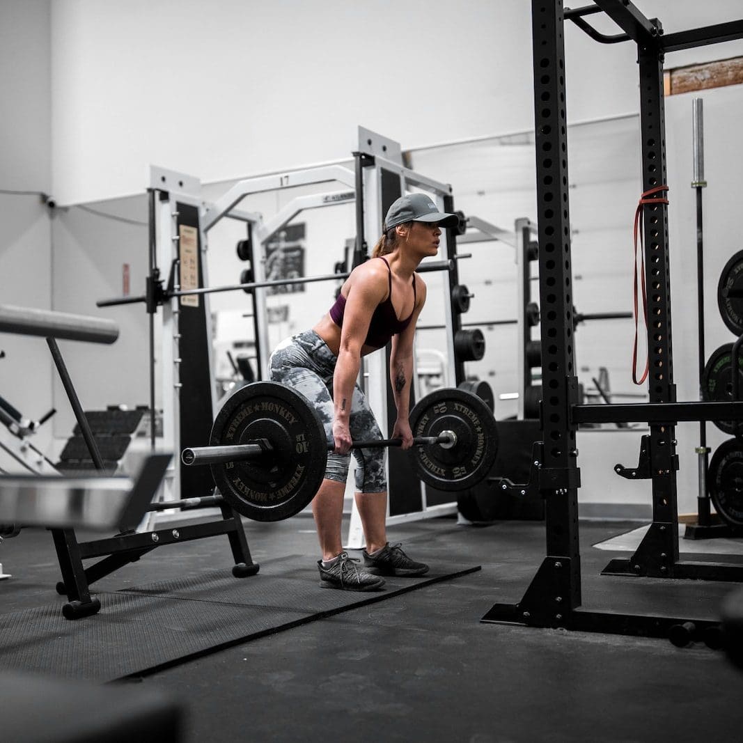 Le Guide complet de prise de masse musculaire 4 man in orange tank top and black shorts doing exercise