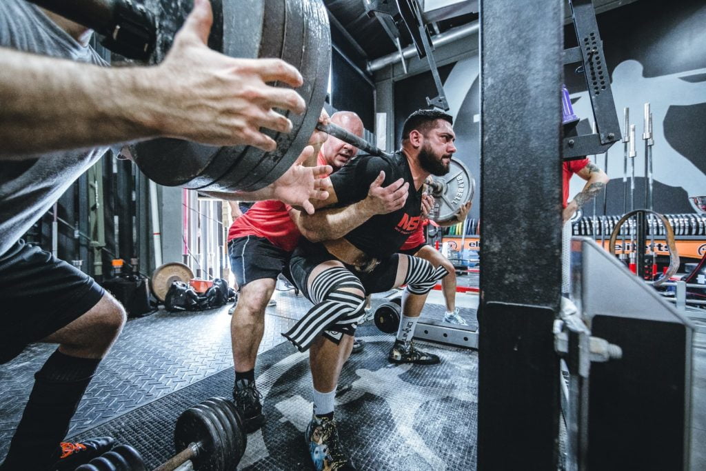 Le Crossfit, qu’est-ce que c’est ? 6 man taking exercise