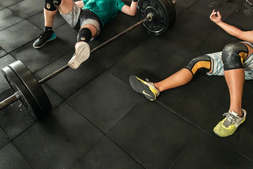 Le Crossfit, qu’est-ce que c’est ? 5 people in gym