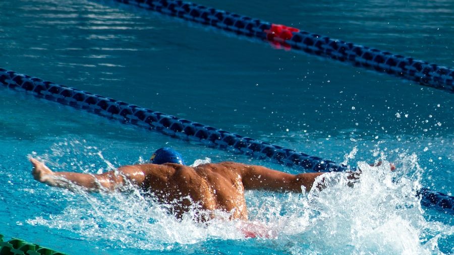 Musculation et natation, un cocktail gagnant ! 1 person on swimming pool Natation
