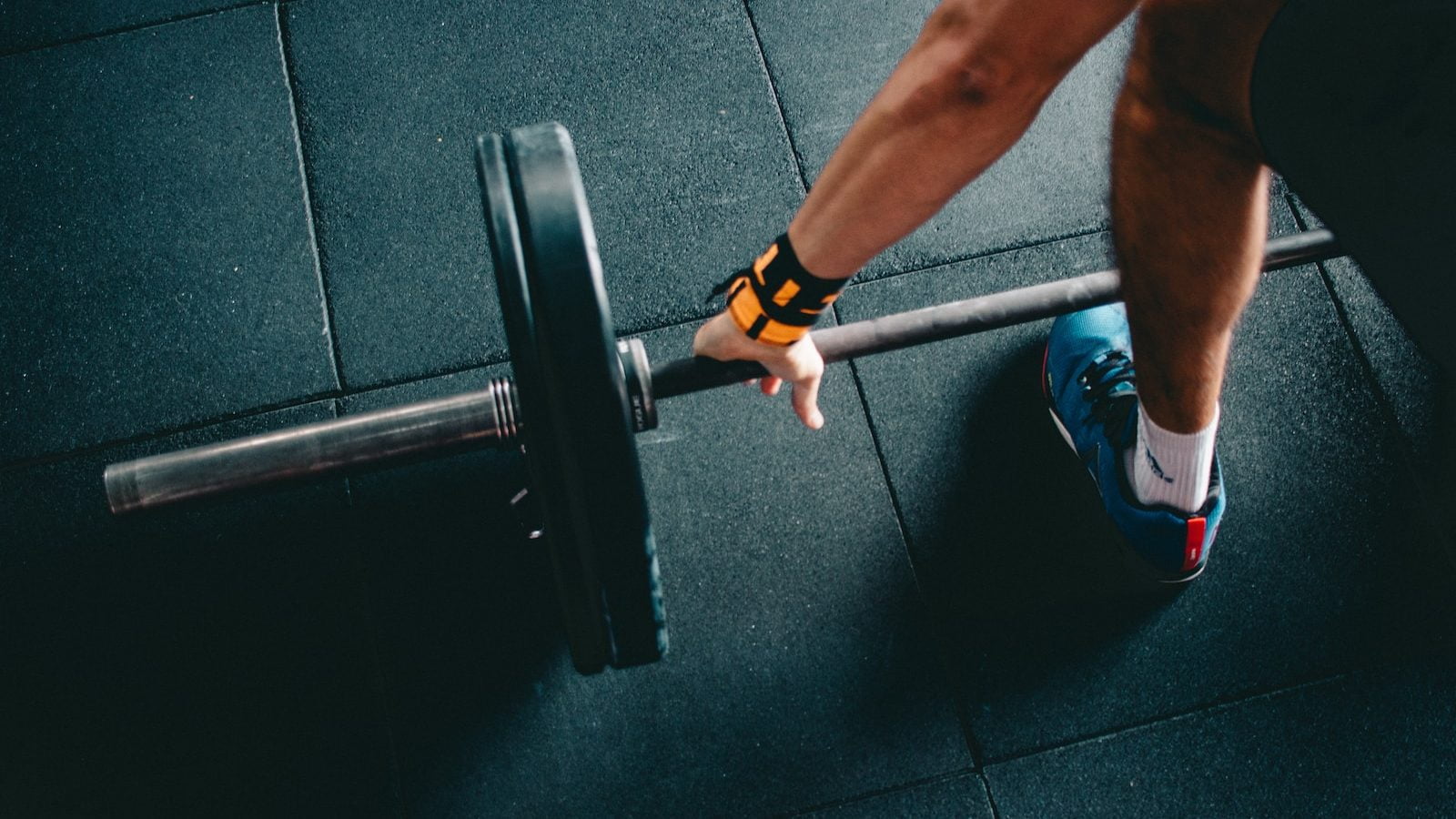 man holding black barbell