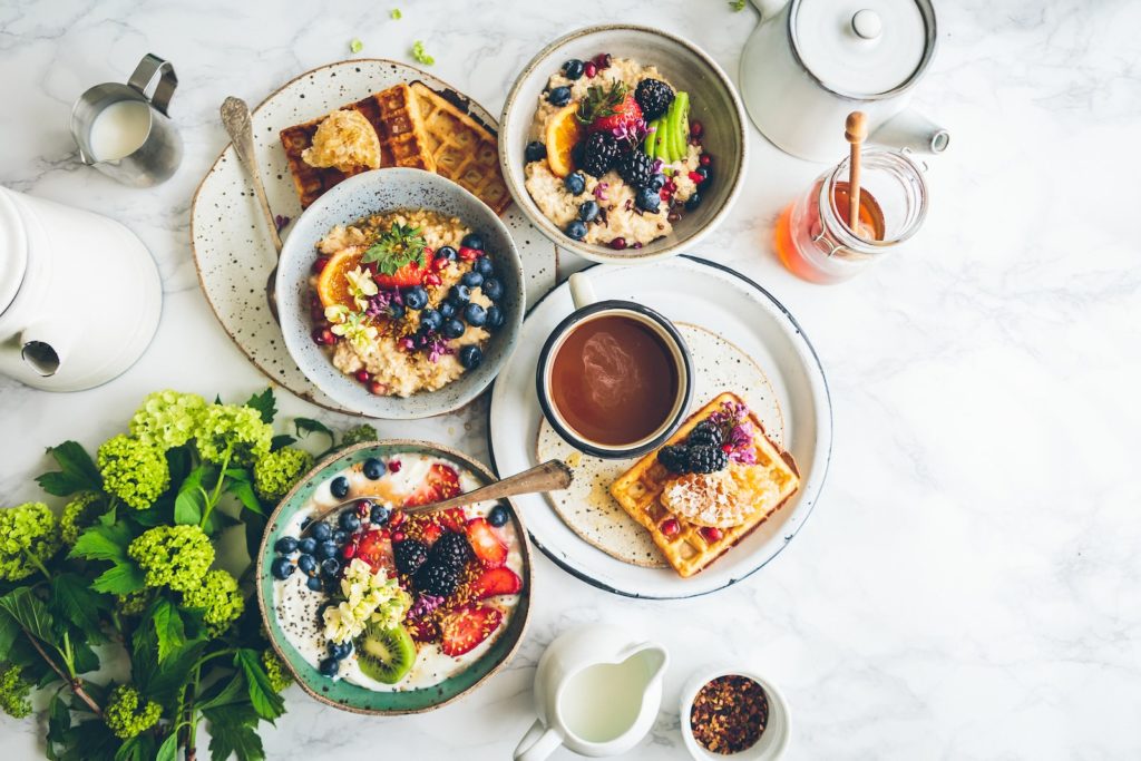 Le Guide complet de prise de masse musculaire 11 fruit salad on gray bowls