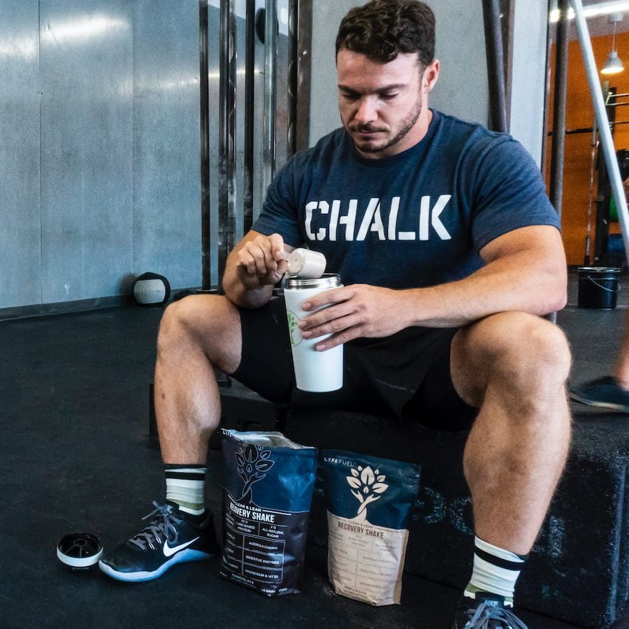 Guide sur la nutrition sportive, un pilier de la musculation 5 man in black crew neck t-shirt holding white plastic cup