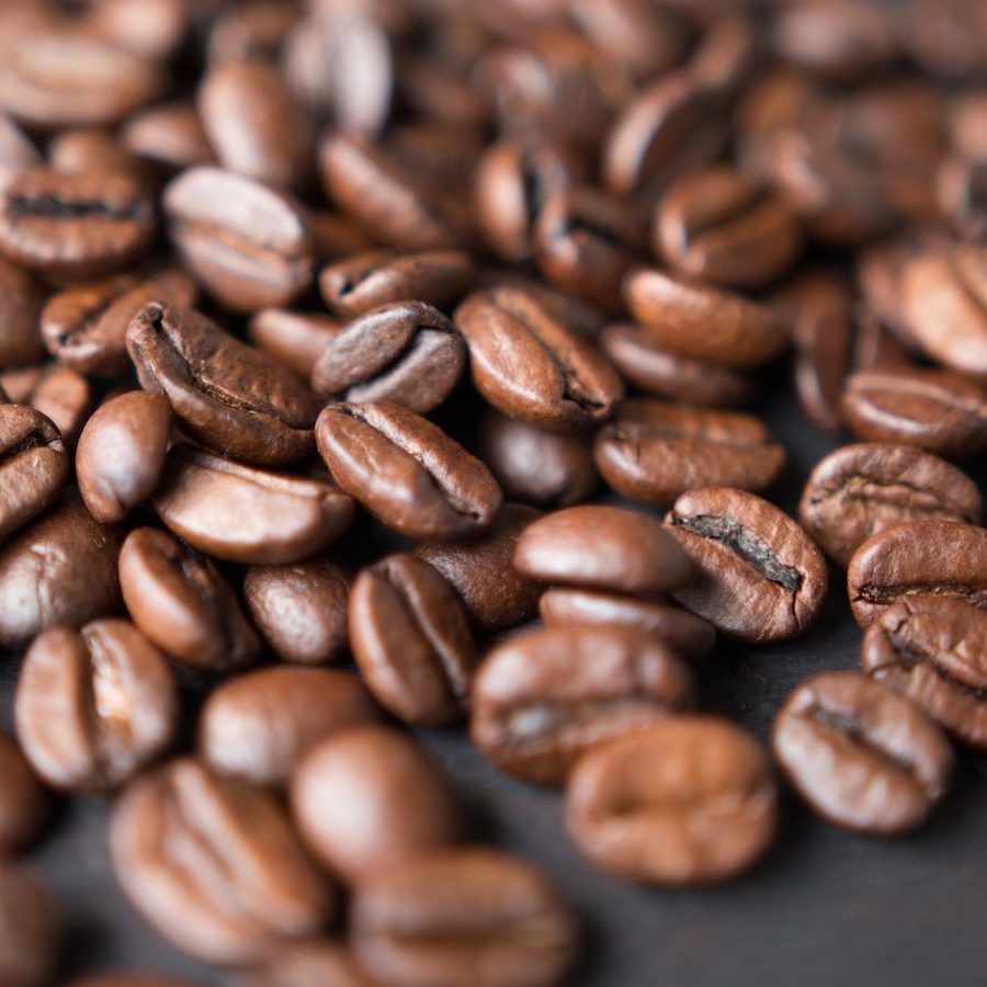 Guide sur la nutrition sportive, un pilier de la musculation 13 brown coffee beans on gray surface