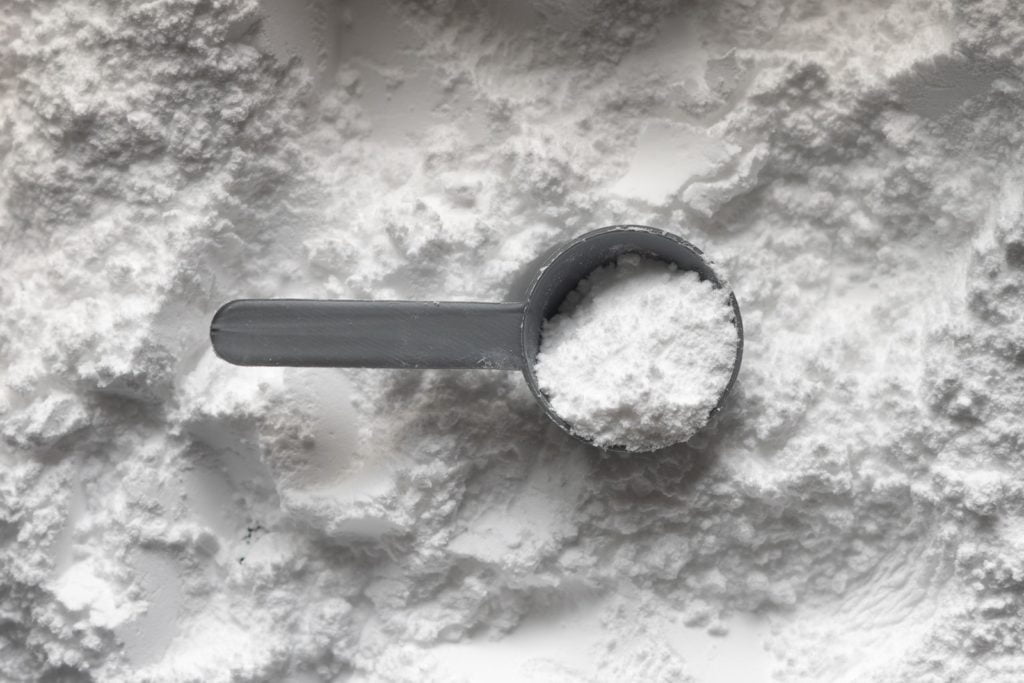 Tout savoir sur la créatine monohydrate 1 black magnifying glass on white creatine monohydrate and brown marble table
