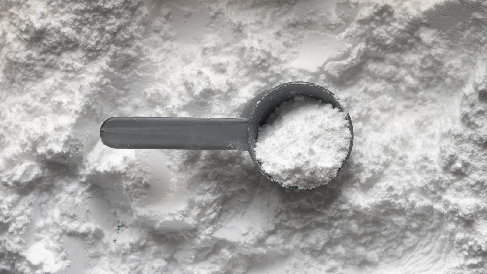 Guide sur la nutrition sportive, un pilier de la musculation 11 black magnifying glass on white and brown marble table