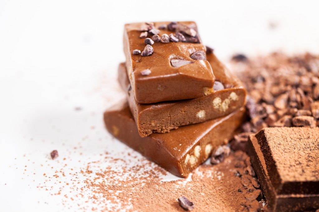 Tout savoir sur la barre protéinée en musculation 1 brown chocolate bar on white surface