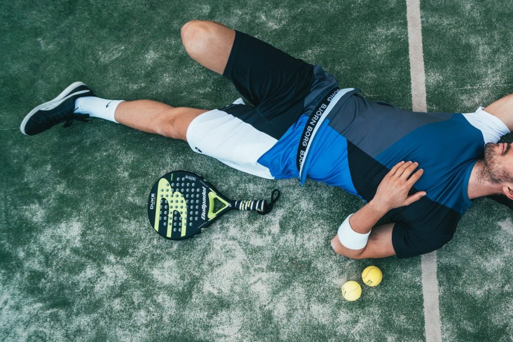 Surentraînement musculation et sport 2 Man Lying Beside on Green Tennis Balls