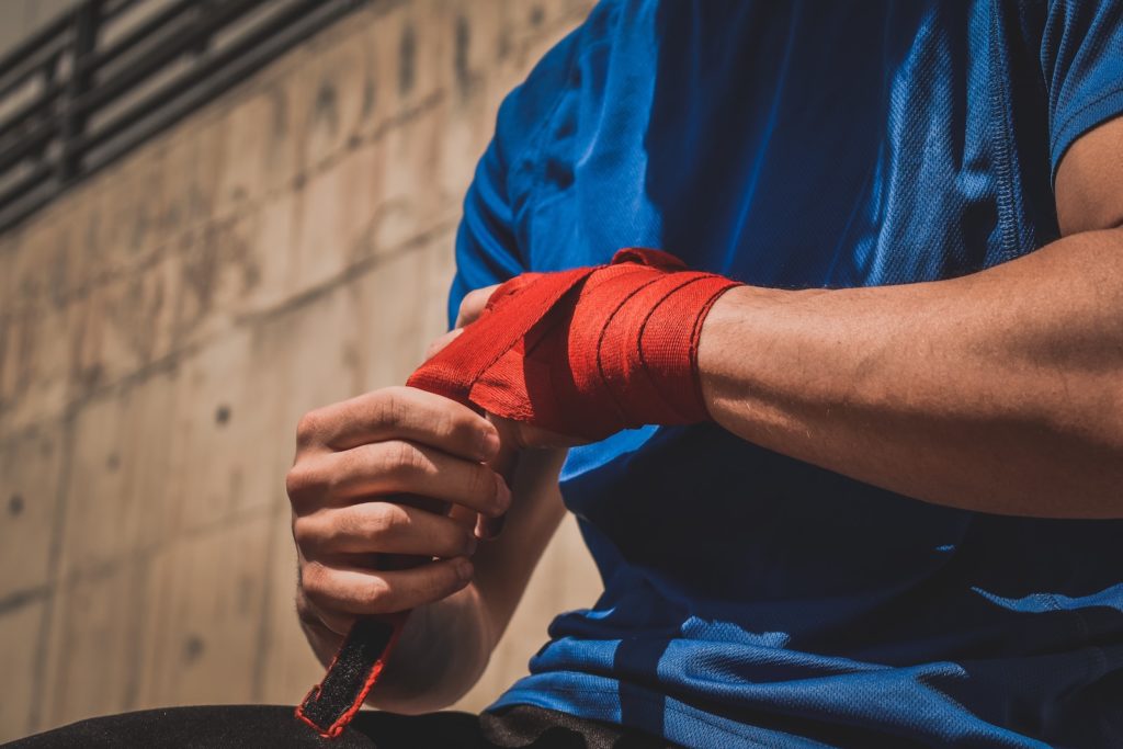 Surentraînement musculation et sport 8 man in blue top