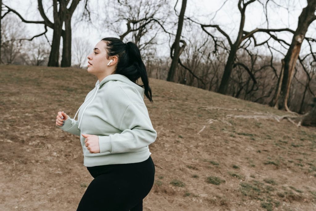 Playlist sport: notre top 8 pour rester motivé 4 Plump sportswoman jogging in autumn park