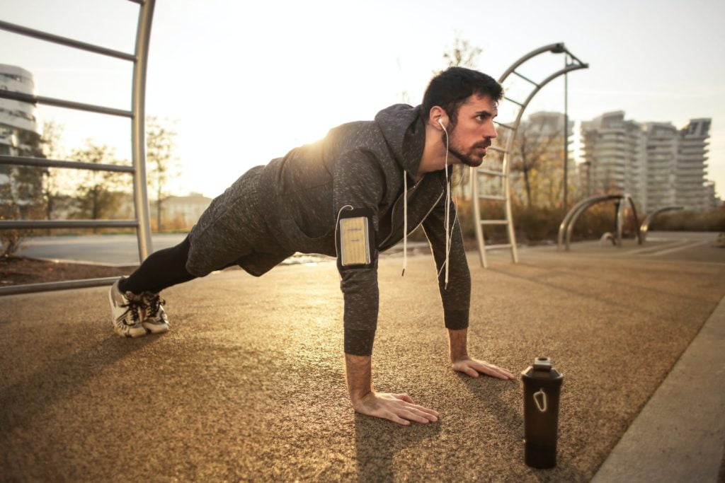 Playlist sport: notre top 8 pour rester motivé 3 Man in Gray Jacket Doing Push-Ups During Sunrise