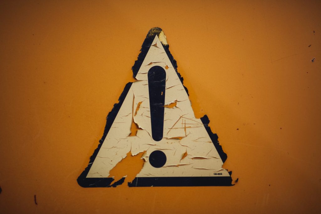 Tout savoir sur la barre protéinée en musculation 13 a triangle shaped sign on a yellow wall