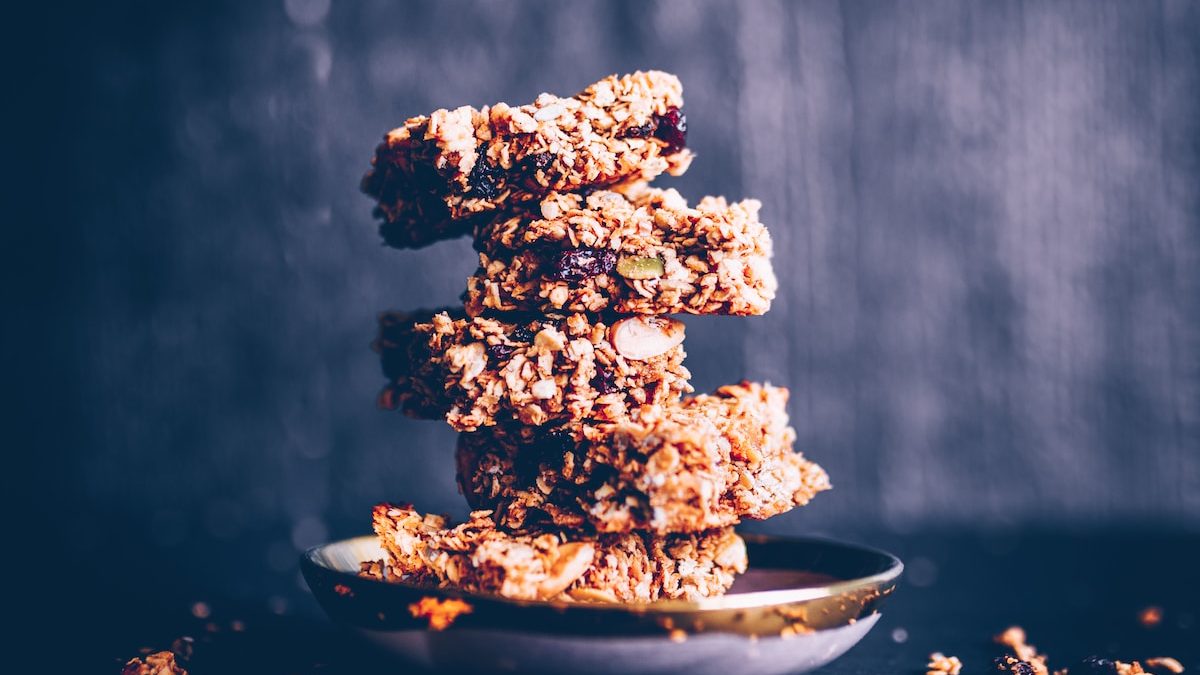 Tout savoir sur la barre protéinée en musculation 2 piled cookies on ceramic snack plate